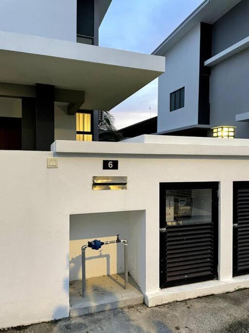 Five Bedrooms Residential With Free Wifi Holiday home Sepang