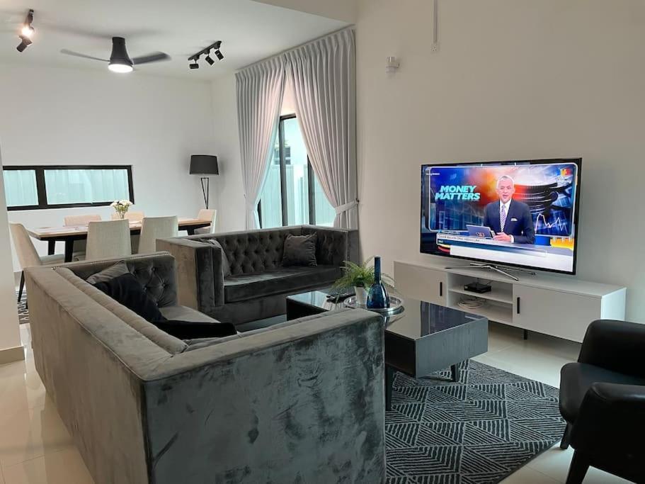 Five Bedrooms Residential With Free Wifi * Sepang