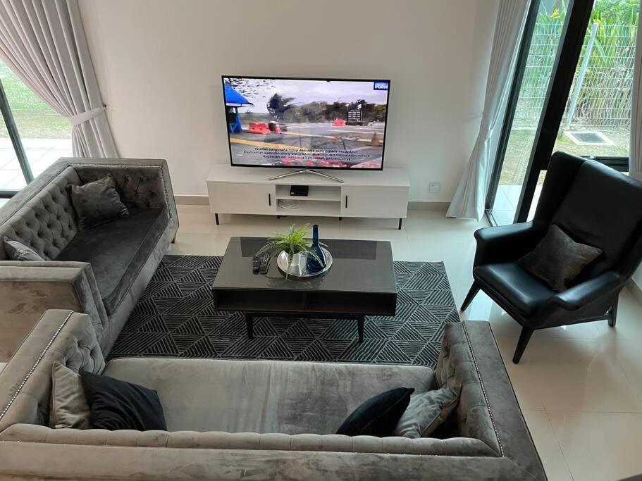 Holiday home Five Bedrooms Residential With Free Wifi Sepang