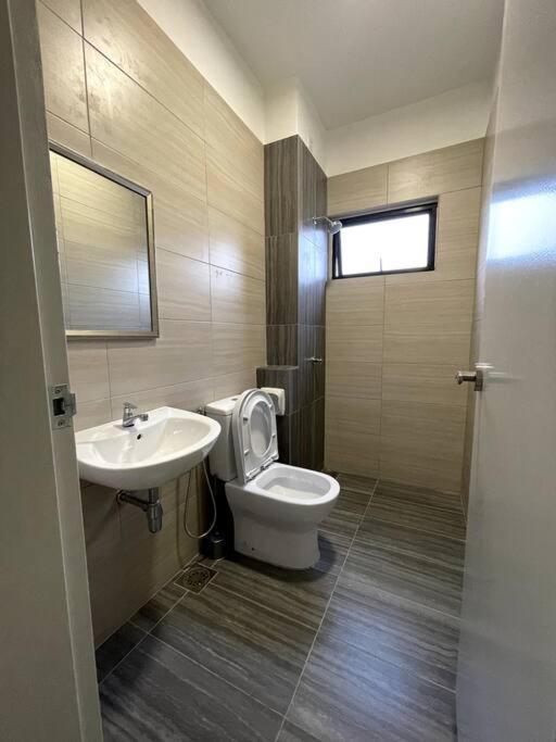 Five Bedrooms Residential With Free Wifi