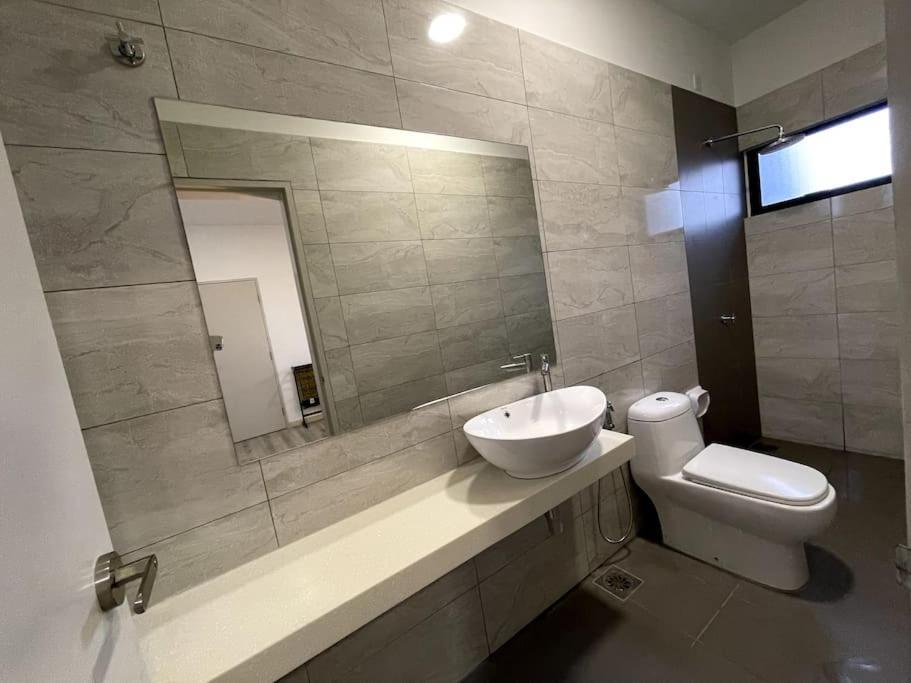 Holiday home Five Bedrooms Residential With Free Wifi Sepang